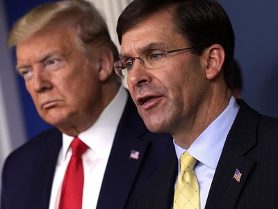 Tổng thống Donald Trump (trái) và Bộ trưởng Quốc phòng Mark Esper trong cuộc họp báo về dịch Covid-19. (Ảnh: Getty).