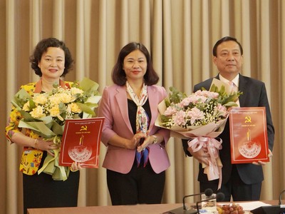 Phó Bí thư Thường trực Thành ủy Nguyễn Thị Tuyến trao Quyết định và tặng hoa chúc mừng đồng chí Trịnh Huy Thành (phải) và đồng chí Đinh Thị Lan Duyên (trái).