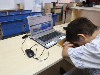 Không ít nhà đầu tư tại các sàn giao dịch tiền ảo bị… “sập bẫy”. Ảnh: Dũng Minh.