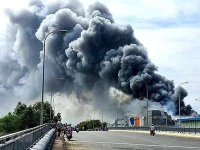 Cột khói từ đám cháy bốc cao hàng trăm mét. (Ảnh: Linh Sơn/TTXVN).