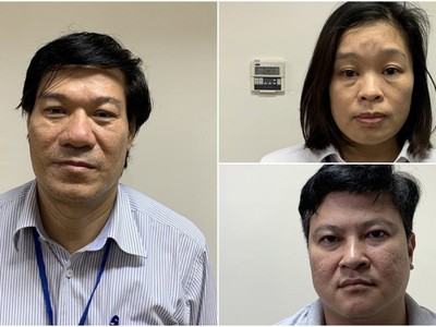 Bị can Nguyễn Nhật Cảm (trái) cùng đồng phạm vụ nâng khống máy xét nghiệm Covid-19.