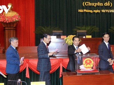 Các đại biểu bỏ phiếu bầu các chức danh Trưởng Ban Đô thị, HĐND thành phố và Phó Chủ tịch UBND thành phố Hải Phòng.