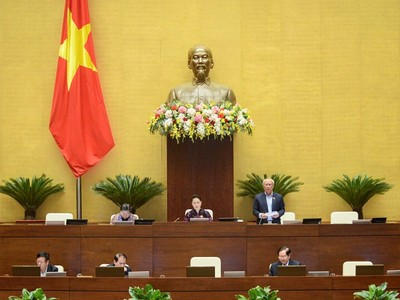 Phó Chủ tịch Quốc hội Uông Chu Lưu điều hành phiên thảo luận dự thảo Nghị quyết về tổ chức chính quyền đô thị tại TPHCM, sáng 12/11. Ảnh: Quốc hội.