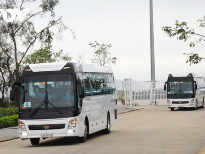 Xe ô tô đưa các công dân về khu khách ly,