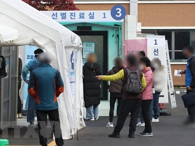 Người dân chờ lấy mẫu xét nghiệm COVID-19 tại Seoul. (Ảnh: Yonhap/TTXVN).