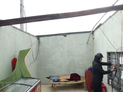 Bão số 13 làm tốc mái nhà ở Quảng Bình. (Ảnh: Đức Thọ/TTXVN).