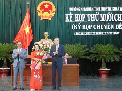 Bí thư Tỉnh ủy Phú Yên Phạm Đại Dương chúc mừng bà Cao Thị Hòa An được bầu làm Chủ tịch HĐND tỉnh Phú Yên. (Ảnh: Xuân Triệu/TTXVN).