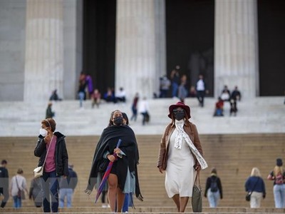 Người dân đeo khẩu trang phòng lây nhiễm COVID-19 tại Washington, D.C., Mỹ. (Ảnh: THX/TTXVN).
