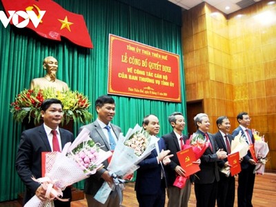 Ông Lê Trường Lưu, Bí thư Tỉnh ủy Thừa Thiên Huế (thứ 3 từ phải sang) và Phó Bí thư Thường trực Tỉnh ủy Nguyễn Quốc Đoàn trao các quyết định và tặng hoa chúc mừng các cán bộ được phân công, bổ nhiệm.