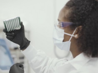 Các quốc gia Châu Âu đang chạy đua đặt mua vaccine. Ảnh: The Guardian.