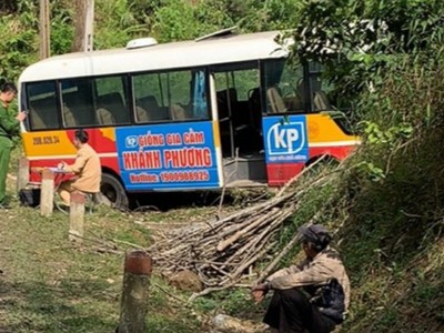 Xe bus mất phanh đâm vào taluy, 6 người bị thương ở Bắc Kạn
