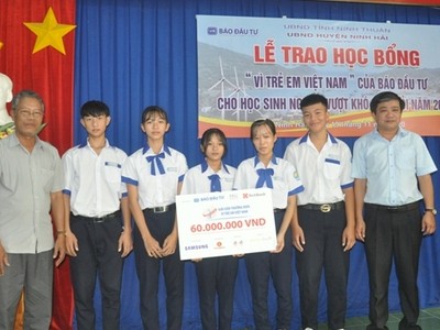 Ông Hoàng Kim Thuỷ, Trưởng Văn phòng đại diện Báo Đầu tư tại miền Trung – Tây Nguyên trao học bổng "Vì trẻ em Việt Nam" cho các em học sinh trên địa bàn tỉnh Ninh Thuận.