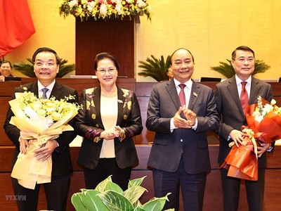 Chủ tịch Quốc hội Nguyễn Thị Kim Ngân và Thủ tướng Nguyễn Xuân Phúc tặng hoa chúc mừng ông Chu Ngọc Anh và ông Lê Minh Hưng đã hoàn thành nhiệm vụ Quốc hội giao và chuyển sang đảm nhiệm vị trí công tác mới. (Ảnh: Trọng Đức/TTXVN).