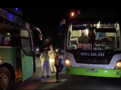 Ngay trong đêm, hành khách đã được chuyển sang xe khác để tiếp tục hành trình đảm bảo an toàn.