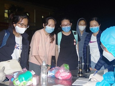 Làm thủ tục tiếp nhận công dân thực hiện cách ly phòng chống Covid-19 tại Trung đoàn 151.