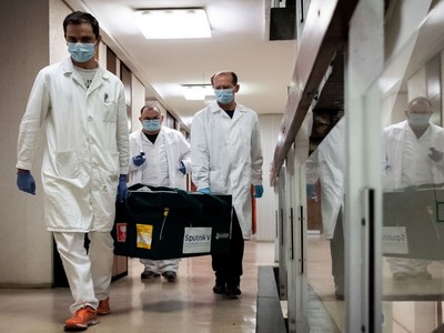 Quá trình vận chuyển vaccine. Ảnh minh họa: Hungarytoday.