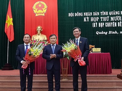 Bí thư Tỉnh ủy Quảng Bình Vũ Đại Thắng (giữa) tặng hoa chúc mừng tân Chủ tịch UBND tỉnh (phải) và tân Chủ tịch HĐND tỉnh Quảng Bình (trái).