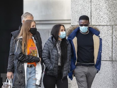 Người dân đeo khẩu trang phòng dịch COVID-19 tại London, Anh. (Ảnh: THX/TTXVN).