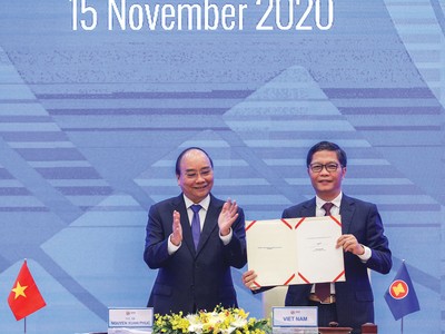 Bộ trưởng Bộ Công thương Trần Tuấn Anh ký kết RCEP với sự chứng kiến của Thủ tướng Chính phủ Nguyễn Xuân Phúc. Ảnh: Đức Thanh.