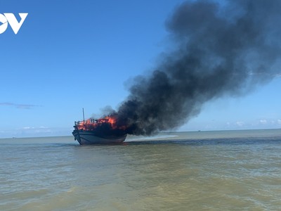 Tàu đò QNa-1248 do ông Ngô Công Trí làm thuyền trưởng bốc cháy dữ dội.
