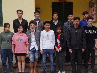 Các đối tượng tại cơ quan điều tra. Ảnh: Biên phòng đồn Ngọc Côn.