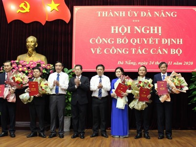 Lãnh đạo Thành ủy Đà Nẵng trao quyết định và tặng hoa chúc mừng các Uỷ viên Ban Thường vụ được phân công nhiệm vụ mới.