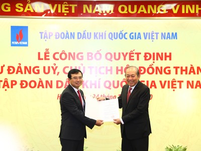 Phó Thủ tướng Thường trực trao quyết định bổ nhiệm Chủ tịch Tập đoàn Dầu khí. Ảnh VGP/Lê Sơn.