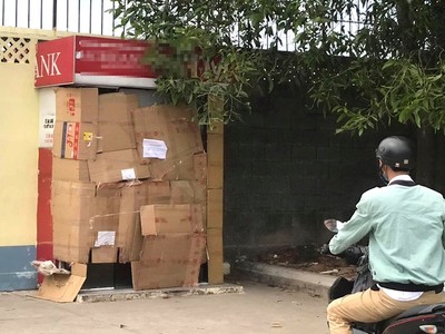 Trụ ATM bị kẻ gian phá để trộm tiền nhưng bất thành.