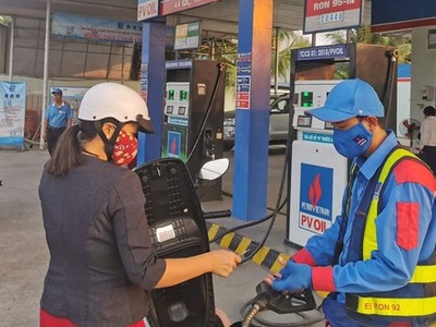 Giá xăng có thể sẽ được điều chỉnh theo hướng tăng vào ngày mai (26/11).