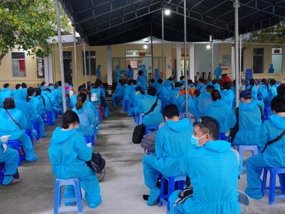 Các công dân được tiếp nhận và cách ly y tế tại Trường Quân sự tỉnh.