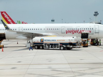 Các hãng hàng không trong nước có thể tiết kiệm được 2.000 tỷ đồng nếu mức thuế bảo vệ môi trường đối với nhiên liệu bay 2.100 đồng/lít được kéo dài đến hết năm 2021. Ảnh: Đức Thanh.