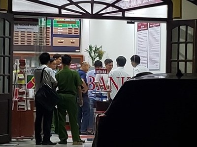 Công an điều tra, khám nghiệm hiện trường vụ cướp ngân hàng Argibank chi nhánh Bắc Đồng Nai. (Nguồn: laodong.vn)