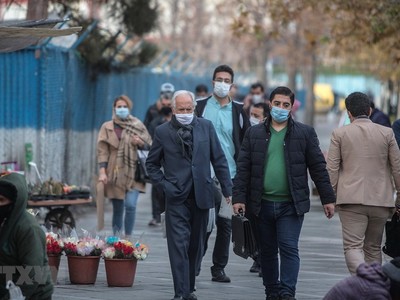 Người dân đeo khẩu trang phòng lây nhiễm COVID-19 tại Tehran, Iran. (Ảnh: THX/TTXVN).