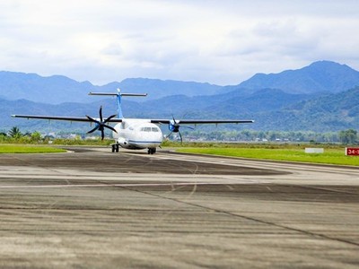 Máy bay hạ cánh tại Cảng hàng không Điện Biên Phủ. (Ảnh: Xuân Tư/TTXVN).