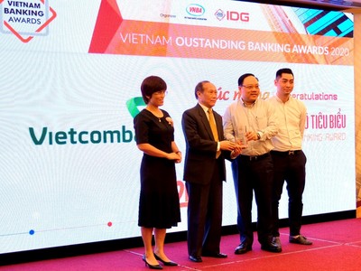 Ông Phạm Anh Tuấn – Thành viên Hội đồng quản trị (thứ 2 từ phải sang) cùng đại diện Vietcombank nhận giải thưởng “Ngân hàng chuyển đổi số tiêu biểu năm 2020”.