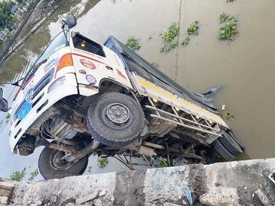 Xe ôtô tải rơi xuống sông sau khi làm sập nhịp giữa của cầu Thiên Hộ (xã Thiên Hộ, huyện Cái Bè, Tiền Giang). (Ảnh: Hữu Chí/TTXVN).