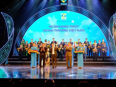 Đại diện Vietcombank, ông Lê Hoàng Tùng – Kế toán trưởng nhận biểu trưng Thương hiệu quốc gia cùng hoa chúc mừng từ Bộ trưởng Bộ Công thương Trần Tuấn Anh và đại diện Hội đồng Thương hiệu Quốc gia.