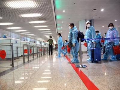 Hành khách đợi làm thủ tục nhập cảnh vào Việt Nam. (Ảnh: Huy Hùng/TTXVN).