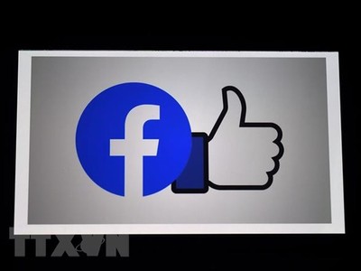 Biểu tượng Facebook trên màn hình điện thoại di động tại Arlington, Virginia, Mỹ. (Ảnh: AFP/TTXVN).