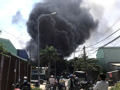 Cột khói bốc lên ngùn ngụt từ hiện trường vụ cháy.