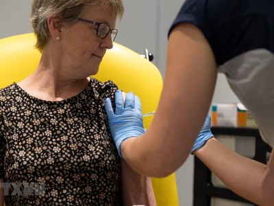 Nhân viên y tế tiêm thử nghiệm vắcxin ngừa COVID-19 do Trường đại học Oxford (Anh) phối hợp với hãng AstraZeneca sản xuất. (Ảnh: AFP/TTXVN).