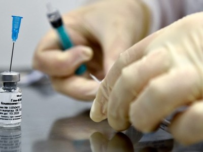 Tiêm chủng vắcxin ngừa COVID-19. (Nguồn: AP).