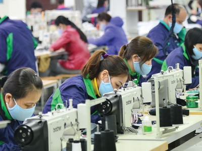 Không ít doanh nghiệp dệt may nhạy bén chuyển đổi cơ cấu sản phẩm, thích ứng với nhu cầu tiêu dùng mùa Covid-19.