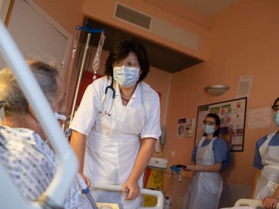 1 triệu người già tại Pháp sẽ được tiêm vaccine ngừa Covid-19 trước vào tháng 1/2021. Ảnh: Le Monde.