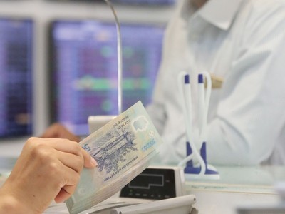 Dòng tiền dịch chuyển liên tục giữa các nhóm cổ phiếu ngân hàng, thép, xây dựng, dầu khí… Ảnh: Dũng Minh.