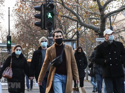 Người dân đeo khẩu trang phòng lây nhiễm COVID-19 tại Berlin, Đức, ngày 27/11/2020. (Ảnh: THX/TTXVN).