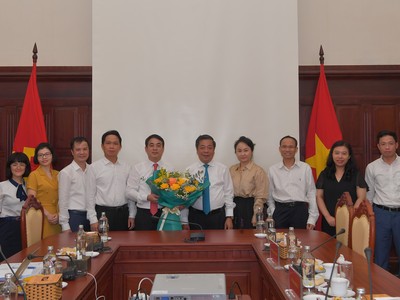 PGS.TS. Nguyễn Kim Anh – Phó Thống đốc NHNN, Chủ tịch Hội đồng tư vấn đánh giá nghiệm thu đề tài cấp Bộ của NHNN cùng các thành viên Hội đồng tặng hoa chúc mừng đề tài cấp Bộ của Vietcombank được đánh giá xuất sắc.