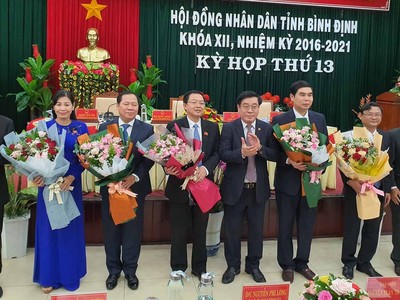 Ông Nguyễn Thanh Tùng, nguyên Bí thư Tỉnh ủy, Chủ tịch HĐND tỉnh Bình Định tặng hoa các cán bộ mới được bầu.