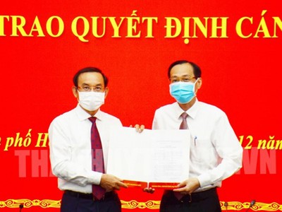 Ông Nguyễn Văn Nên (trái) trao quyết định.