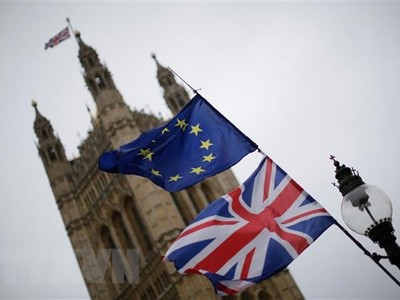 Cờ Anh (phía dưới) và cờ EU (phía trên) tại London, Anh. (Ảnh: THX/TTXVN).